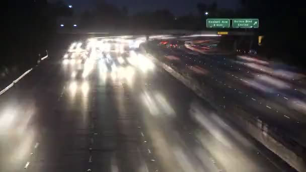 Ruch na autostradzie zajęty w nocy - upływ czasu — Wideo stockowe