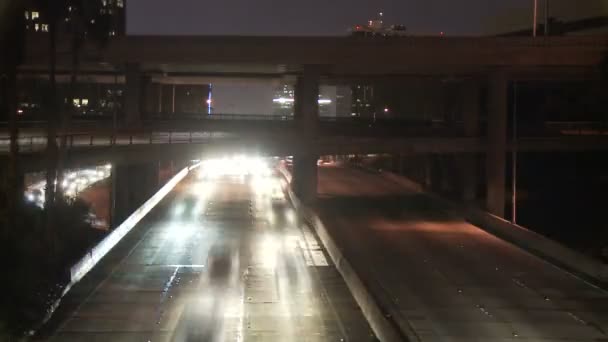 Verkehr auf der vielbefahrenen Autobahn in der Nacht - Zeitraffer — Stockvideo