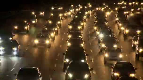 Provoz na rušné dálnici v noci - časová prodleva — Stock video
