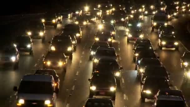 Verkeer op de drukke snelweg bij nacht - time-lapse — Stockvideo