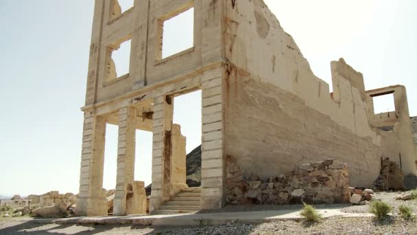 Заброшенные здания города-призрака — стоковое видео