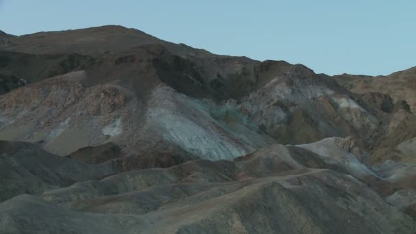 云层和沙漠地带的山日落时间推移 — 图库视频影像