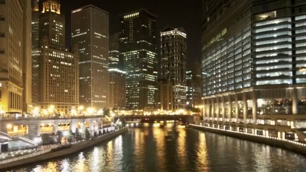 Водный путь в центре Чикаго ночью - Zoom — стоковое видео