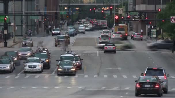 Траффик в центре Чикаго - время перемен — стоковое видео