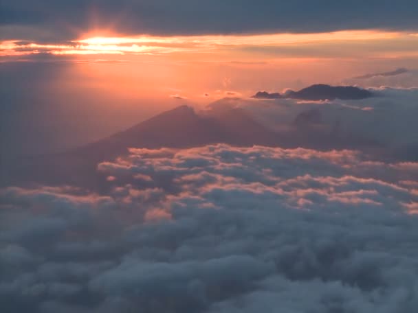 Zaman atlamalı bulutlar sunset ve dağlar — Stok video
