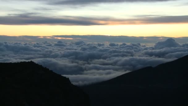 Time Lapse di nuvole di montagna durante l'alba — Video Stock