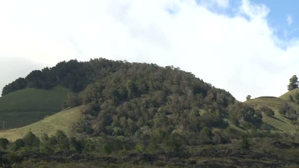 Tiempo de caducidad de nubes y montañas — Vídeos de Stock