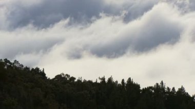 zaman atlamalı, bulutlar, dağlar ve ağaçlar