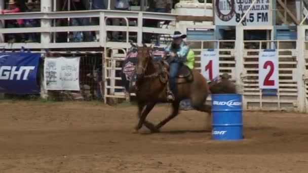 Rodeo Cowboys - Cowgirls Barrel Racing em câmera lenta — Vídeo de Stock