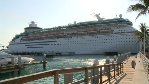 Crucero barco sale de lapso de tiempo — Vídeos de Stock