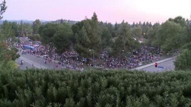 Kalabalık toplanıyor