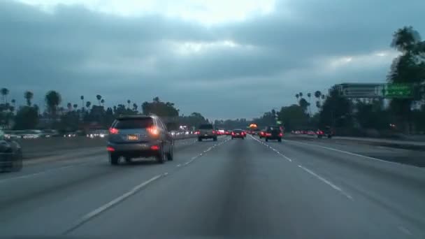 Οδήγηση στο Λος Άντζελες - μπροστινή φωτογραφική μηχανή μονταρίσματος - επιτάχυνση — Αρχείο Βίντεο