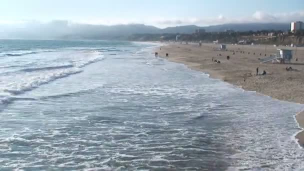 Santa Monica Beach Wellen - beschleunigen — Stockvideo