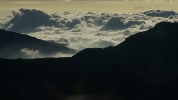 Dağ sunrise - zaman atlamalı bulutlara — Stok video