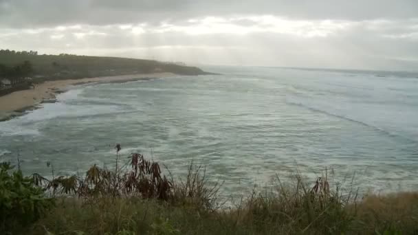 Хвилі в пральних на пляж - Уповільнена зйомка — стокове відео
