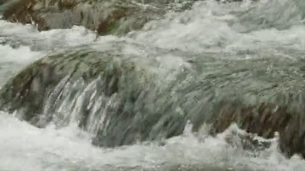 Agua de cámara lenta del Valle de Iao en Maui Hawaii — Vídeos de Stock