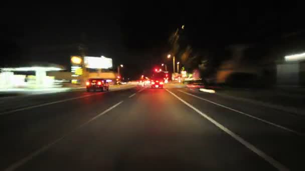 Tijdspanne van drukke snelweg bij nacht — Stockvideo