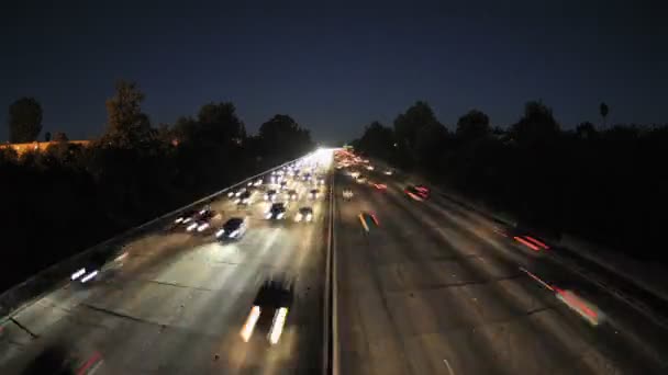 Idő telik el a forgalmas autópályán éjjel — Stock videók