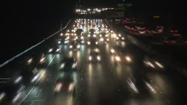 夜のロサンゼルスの交通