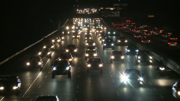 Verkeer op de drukke snelweg bij nacht — Stockvideo