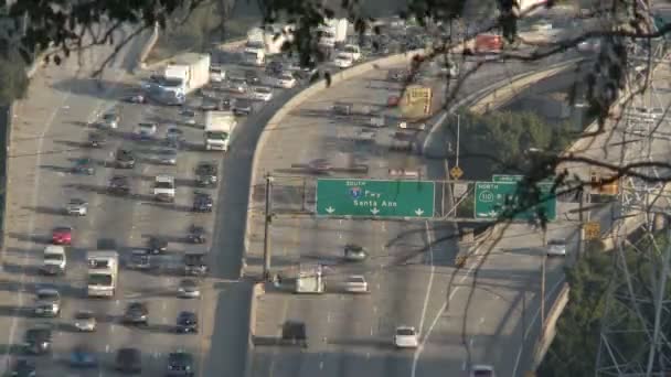 Bovenaanzicht van drukke los angeles freeway - time-lapse — Stockvideo