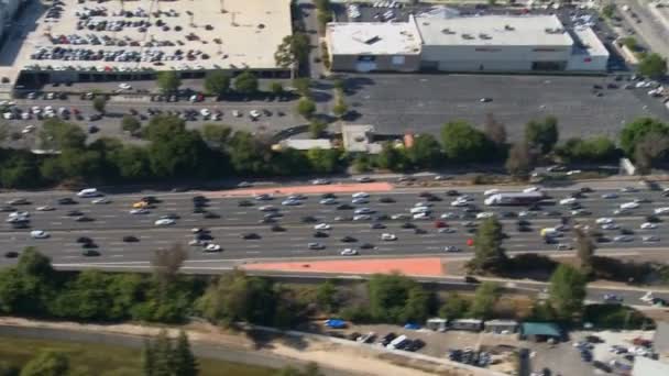 Вид с воздуха на автомагистраль Лос-Анджелеса в окрестностях Калифорнии — стоковое видео