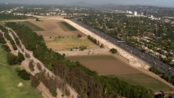 Ptaka z los angeles autostrada przedmieściach Kalifornii — Wideo stockowe