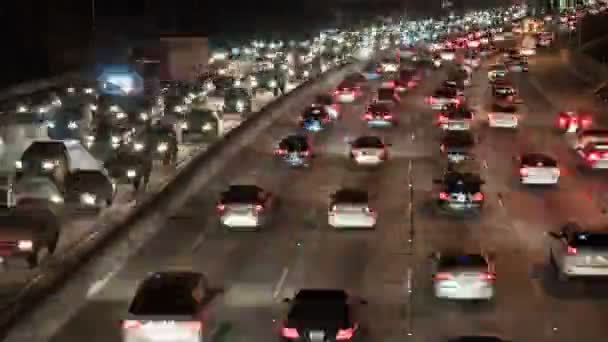Gece - zaman atlamalı meşgul karayolunda trafik — Stok video
