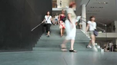 Kalabalıkta - zaman atlamalı tek kız