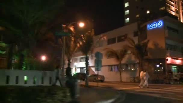 Condução Miami Ocean Drive em edifícios noturnos Art Deco — Vídeo de Stock