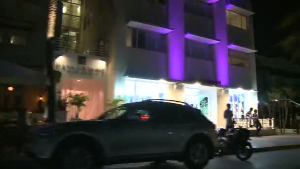 Conducir Miami Ocean Drive en edificios nocturnos Art Deco — Vídeos de Stock
