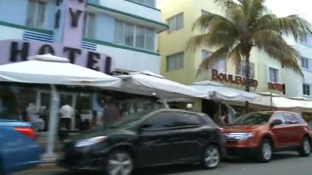 Vezetés Miami Ocean Drive - épületek Art Deco — Stock videók