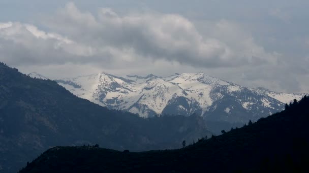 Berge und Wolken — Stockvideo