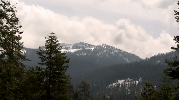 Berge und Wolken — Stockvideo