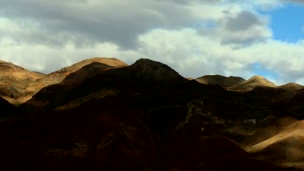 Woestijn bergen en wolken — Stockvideo