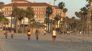 Santa monica boardwalk günbatımında - zaman atlamalı