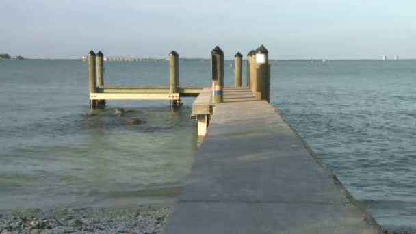 Boot pier op sanible eiland florida — Stockvideo