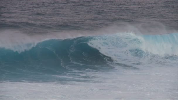 Mar furioso - Grandes olas en cámara lenta — Vídeo de stock
