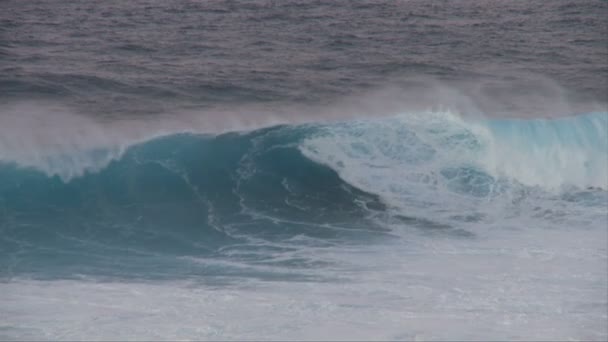 Mar em Fúria - Grandes Ondas em Movimento Lento — Vídeo de Stock