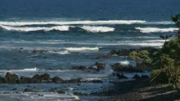 Idő telik el a hullámok összeomlik a sziklákon — Stock videók