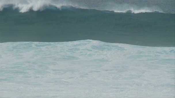 Розбурхане море - великі хвилі в уповільненому Русі — стокове відео