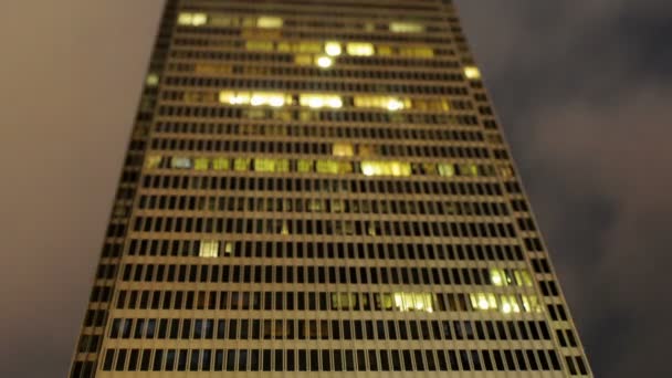 Edificio por la noche - Cambio de inclinación — Vídeos de Stock