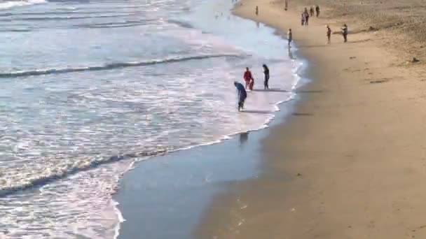 海滩人群-海浪的时间间隔 — 图库视频影像