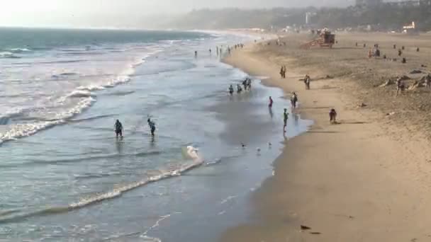 Παραλία πλήθη - ώρα λήξη των ωκεάνιων κυμάτων — Αρχείο Βίντεο