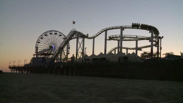 Parc d'attractions au coucher du soleil — Video