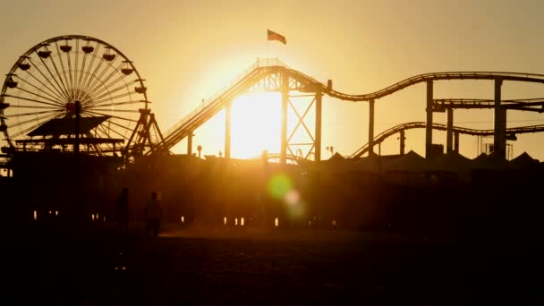 Parque de atracciones al atardecer — Vídeo de stock