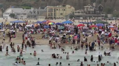 zaman atlamalı kalabalık Beach