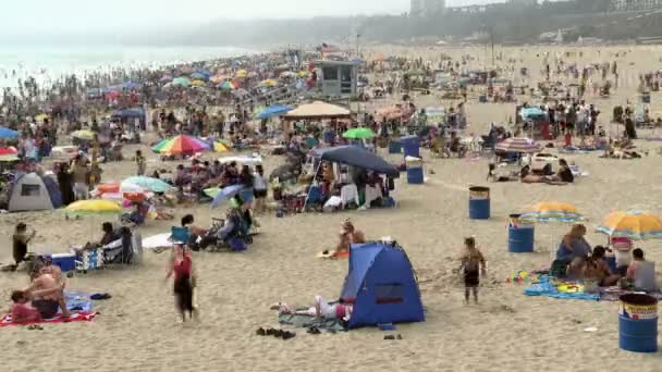 Zaman atlamalı kalabalık Beach — Stok video