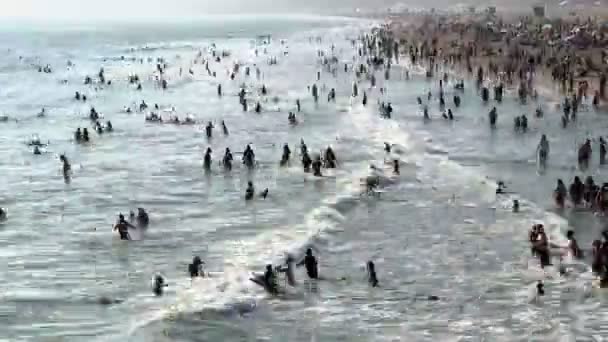 Upływ czasu od zatłoczonej plaży — Wideo stockowe