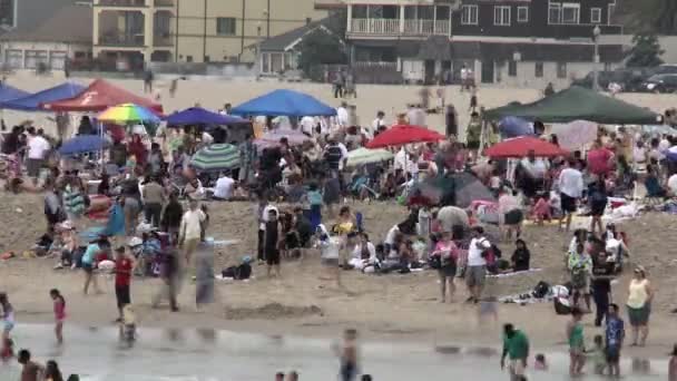 拥挤的海滩的时间推移 — 图库视频影像